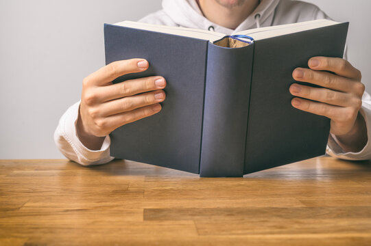 Person liest ein Buch &ndash; Symbol f&uuml;r Bildung, Lernen und Wissen