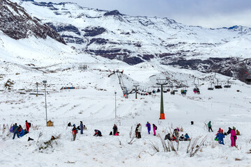 Invierno nevado en las montañas, diversion y entretenimiento en un parque de diversiones con...