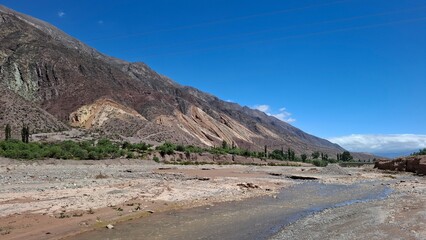 R&iacute;o corriendo en Maimara con el cerro La Paleta del Pintor de fondo, provincia de Jujuy, Argentina