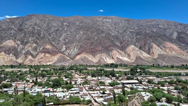 Vista del pueblo de Maimara en la Quebrada de Humahuaca con el cerro llamado La Paleta del Pintor, provincia de Jujuy Argentina