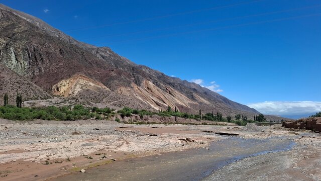 R&iacute;o corriendo en Maimara con el cerro La Paleta del Pintor de fondo, provincia de Jujuy, Argentina