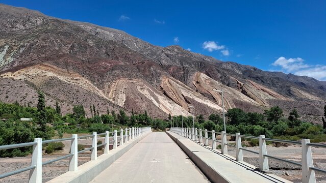 Puente de Maimara con el cerro La Paleta del Pintor de fondo, provincia de Jujuy, Argentina