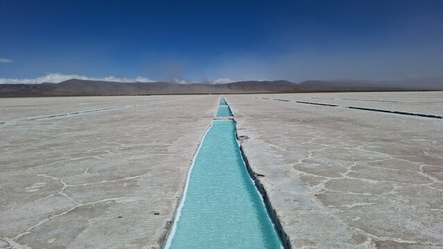 Piletas de sal en las Salinas Grandes en la provincia de Jujuy, Argentina