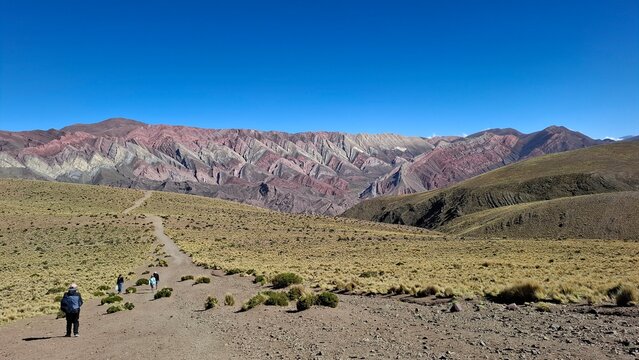 Vista al cerro de los 14 colores con un sendero hacia el mirador, tambi&eacute;n llamado El Hornocal, cerca de Humachuaca en la provincia de Jujuy, Argentina