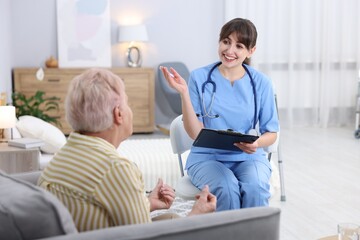 Obraz premium Care worker asking senior woman about her wellbeing at retirement home