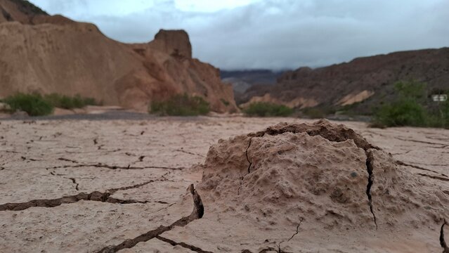 Paisajes &aacute;ridos y des&eacute;rticos, camino a los cerros llamados Los Castillos de Huichaira, cerca de Tilcara en la Quebrada de Humahuaca, provincia de Jujuy Argentina
