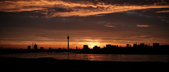 Gute Morgen - Sonnenaufgang mit der Skyline von Düsseldorf © festfotodesign