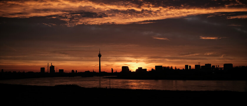 Gute Morgen - Sonnenaufgang mit der Skyline von D&uuml;sseldorf