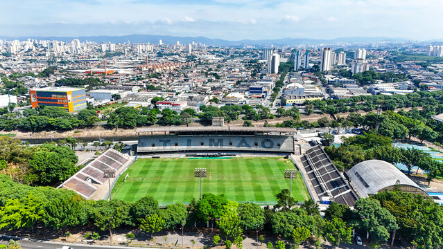 Vista a&eacute;rea do Est&aacute;dio da Fazendinha, Est&aacute;dio Alfredo Sch&uuml;rig, destacando o campo, as arquibancadas e a import&acirc;ncia hist&oacute;rica do local para o futebol. S&atilde;o Paulo, SP em 20 Dez 2025