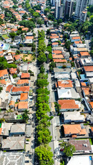 Vis&atilde;o a&eacute;rea do bairro do Pacaembu mostra casas residenciais, ruas arborizadas e &aacute;reas verdes, destacando o perfil urbano e a qualidade ambiental da regi&atilde;o.