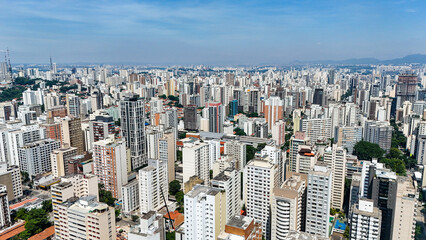 Imagem a&eacute;rea do conjunto de edif&iacute;cios que comp&otilde;em o horizonte urbano, representando o adensamento populacional, a ocupa&ccedil;&atilde;o do solo e a arquitetura t&iacute;pica de grandes cidades.