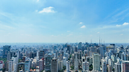 Visão aérea da paisagem urbana formada por prédios de diferentes alturas, evidenciando a diversidade arquitetônica e o intenso uso do espaço urbano em São Paulo SP