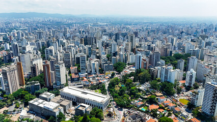 Vis&atilde;o a&eacute;rea do centro urbano da cidade de S&atilde;o Paulo com grande concentra&ccedil;&atilde;o de pr&eacute;dios, destacando verticaliza&ccedil;&atilde;o, densidade construtiva e a din&acirc;mica da maior metr&oacute;pole brasileira.