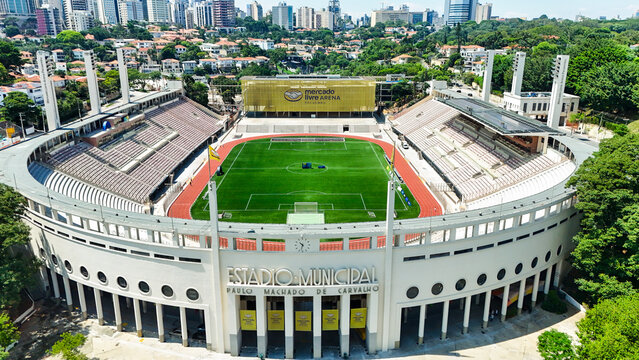 Vis&atilde;o a&eacute;rea do Est&aacute;dio do Pacaembu Arena Mercado Livre destaca a arquitetura hist&oacute;rica integrada ao tecido urbano e &agrave;s &aacute;reas verdes do bairro. S&atilde;o Paulo, SP em 29 dez 2025