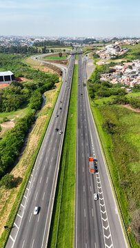 Pistas paralelas e viadutos da Rodovia Ayrton Senna compondo um dos principais eixos de transporte e mobilidade do estado de S&atilde;o Paulo.