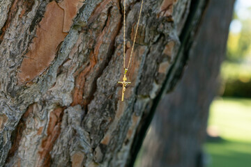 oto&ntilde;al, follaje, ciclos, amarilla, beldad, bosque, cadenita, cruz, metal, oro, tronco, textura, zoom