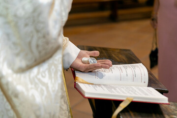 mano, gente, arras, ceremonia, iglesia, uni&oacute;n, ritual, mano, concepto, simbolog&iacute;a