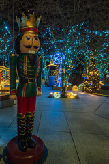 Świąteczna iluminacja na tarasie widokowym Varso Tower w Warszawie nocą.