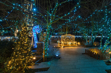 Świąteczna iluminacja na tarasie widokowym Varso Tower w Warszawie nocą.