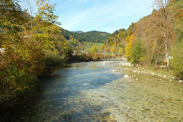 Obraz premium Peaceful Alpine Scenery with Forest and River