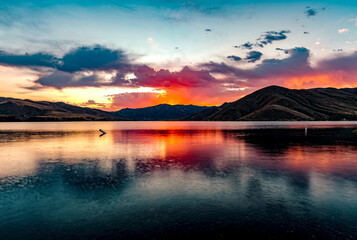 Obraz premium Pre-dawn on Lucky Peak Reservoir Idaho