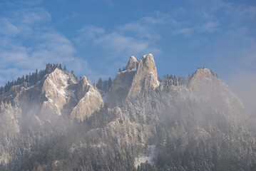 Trzy Korony &ndash; najwyższa g&oacute;ra Pienin Środkowych należąca do Masywu Trzech Koron.