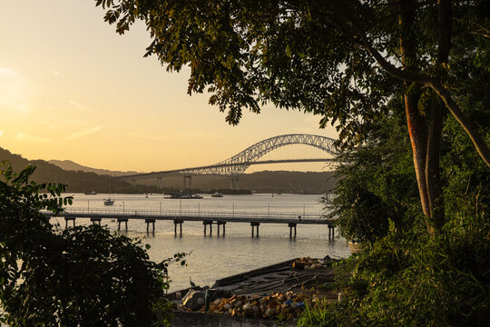 Atardecer dorado sobre el Puente de las Am&eacute;ricas en Panam&aacute;
