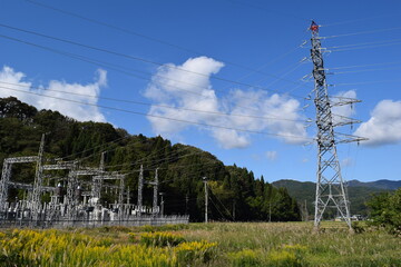 Obraz premium 屋外変電設備と送電塔