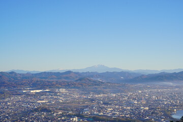 鳩吹山から眺める朝靄がかかった御嶽山