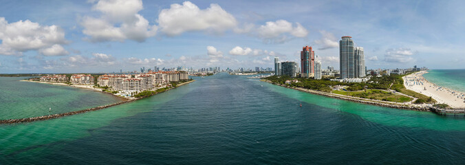 Fototapeta premium Panorama of Miami Beach skyline. Drone shot of Miami Beach cityscape. Top view of South Miami Beach and the ocean. Miami Beach skyline with skyscrapers and coastline from above.