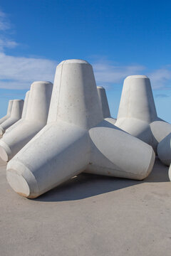 테트라포드, Tetrapod, TTP, tetra, 테트라, 콘크리트 구조물, 방파제, 파도,  에너지 흡수, 역할, 방지, 파손, 위험, 힘의 감쇠, 소파블록, wave-dissipating block, 침식, 손상, 건설, 제방, 쌓다