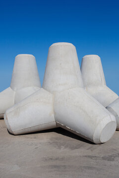 테트라포드, Tetrapod, TTP, tetra, 테트라, 콘크리트 구조물, 방파제, 파도,  에너지 흡수, 역할, 방지, 파손, 위험, 힘의 감쇠, 소파블록, wave-dissipating block, 침식, 손상, 건설, 제방, 쌓다