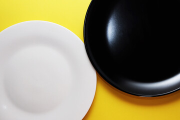 白と黒の皿_黄色背景
