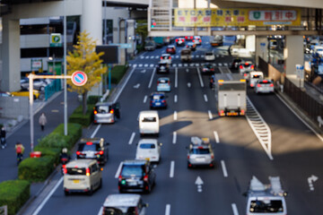 都会の幹線道路を走る車列の意図的なボケ（アウトフォーカス）