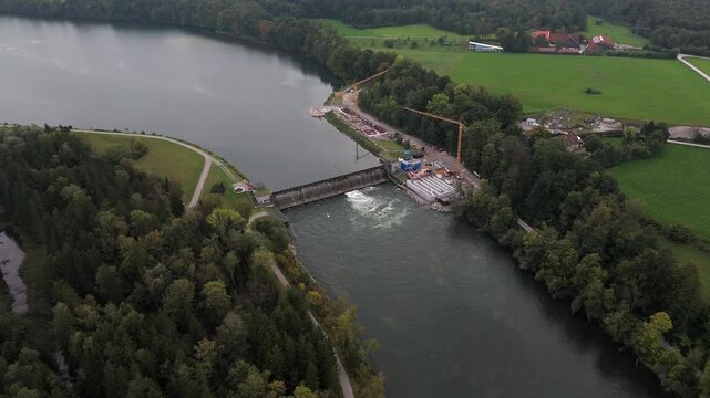 Luftaufnahme der Lechstaustufe 15 in Landsberg am Lech. Renovierung mit Fischtreppen und Flussrenaturierung nach EU-Wasserrahmenrichtlinie. Herbstliche Luftaufnahme