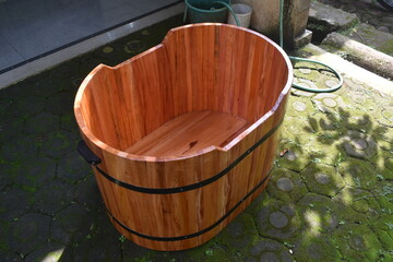 Naklejka premium Unique bathtub craft made of wood with a rustic theme, this bathtub can be used to refresh.