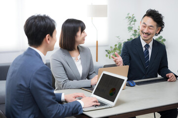 Obraz premium 会議室でミーティングするビジネスマン 企画の説明をする経営者の男性 戦略会議