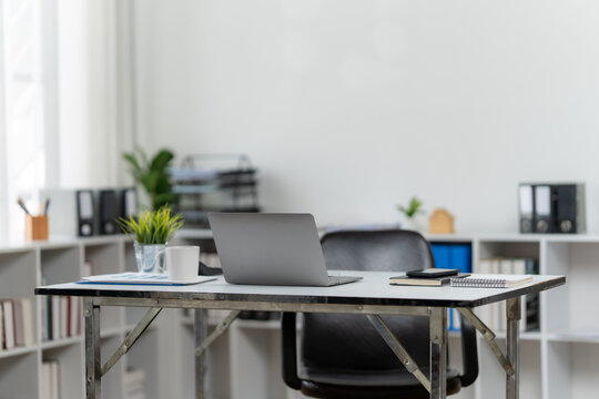 Modern workspace: a desk in a bright, tidy office, ready for productivity and efficiency. A minimalist office scene that evokes a sense of focus, creativity, and professional success. 