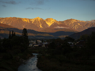 雲間に現れた北アルプス　長野県白馬村 © RATM