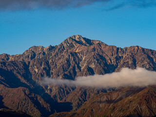 雲間に現れた北アルプス　長野県白馬村 © RATM