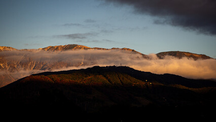 雲間に現れた北アルプス　長野県白馬村 © RATM