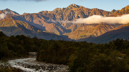 雲間に現れた北アルプス　長野県白馬村