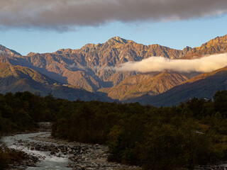 雲間に現れた北アルプス　長野県白馬村