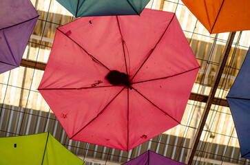 paraguas, llover, parasol, variopinto, cielo, clima, seguridad, azul, color, verano, rojo, amarilla, matiz, abierto, playa, objeto, anaranjada, verde, decoraciones, arco iris, accesorio