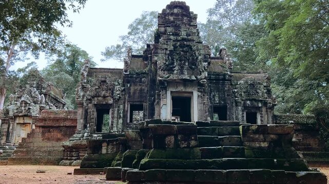 Tommanon Temple, Cambodia. One of the two Hindu temples in Angkor. Built during the reign of Suryavarman II. Decorated with images of deities. Dedicated to Shiva and Vishnu. 4К