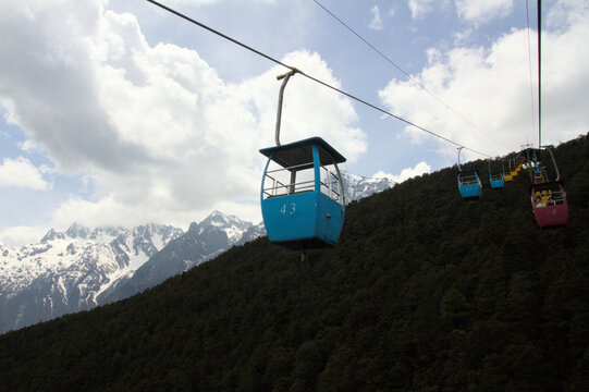 Cable car to Jade dragon snow mountain