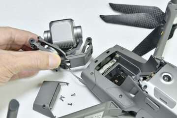 修理中のドローン