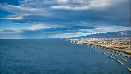 日本海の沿岸から見た黒部川扇状地や周辺の地形の様子などの風景