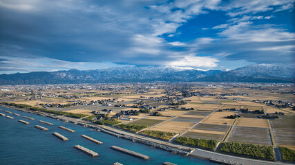 日本海の沿岸から見た黒部川扇状地や周辺の地形の様子などの風景