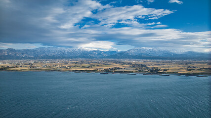 日本海の沿岸から見た黒部川扇状地や周辺の地形の様子などの風景